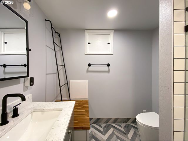 6286 Sw HARRINGTON Ave, Lake Oswego, OR 97035