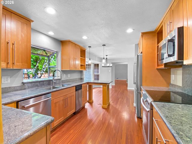 6286 Sw HARRINGTON Ave, Lake Oswego, OR 97035