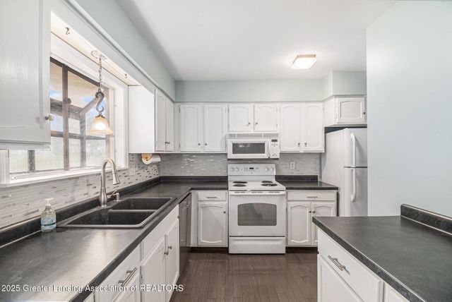 918 Timber Creek Drive 18, Grand Ledge, MI 48837