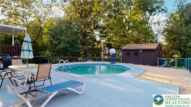 815 East Emmaus Avenue, Salisbury Twp, PA 18103