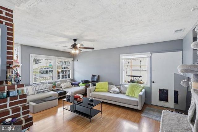 26 MYRTLE LN, Levittown, PA 19054