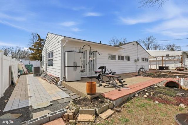 26 MYRTLE LN, Levittown, PA 19054