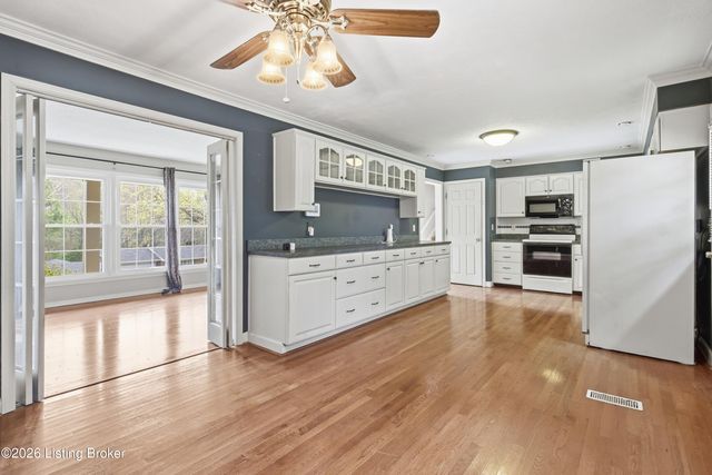 9204 Lakeridge Dr, Louisville, KY 40272