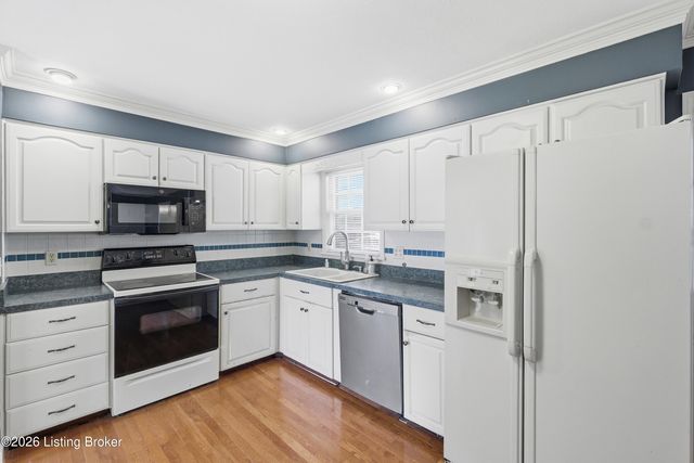 9204 Lakeridge Dr, Louisville, KY 40272