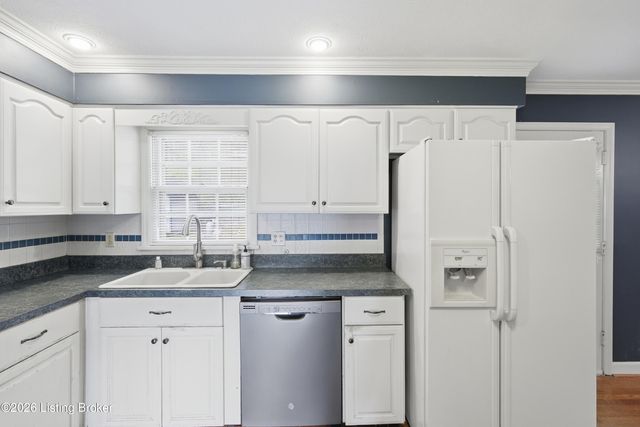 9204 Lakeridge Dr, Louisville, KY 40272