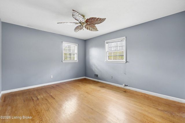 9204 Lakeridge Dr, Louisville, KY 40272