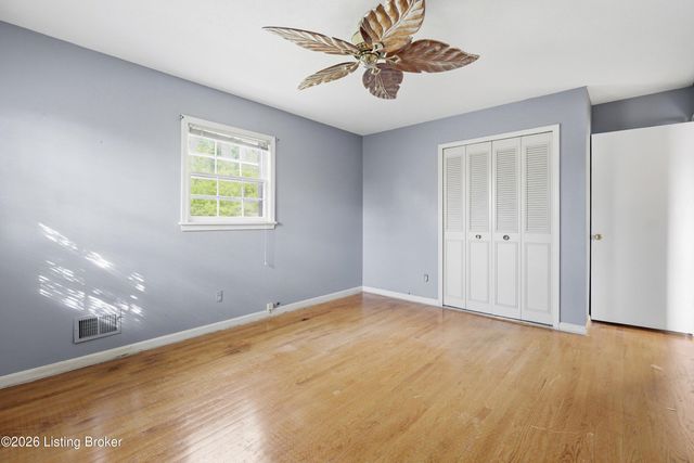 9204 Lakeridge Dr, Louisville, KY 40272