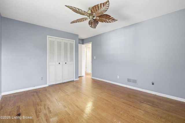 9204 Lakeridge Dr, Louisville, KY 40272