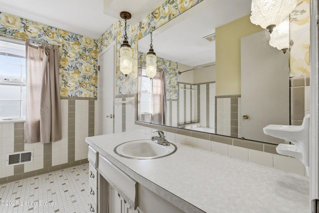 9204 Lakeridge Dr, Louisville, KY 40272