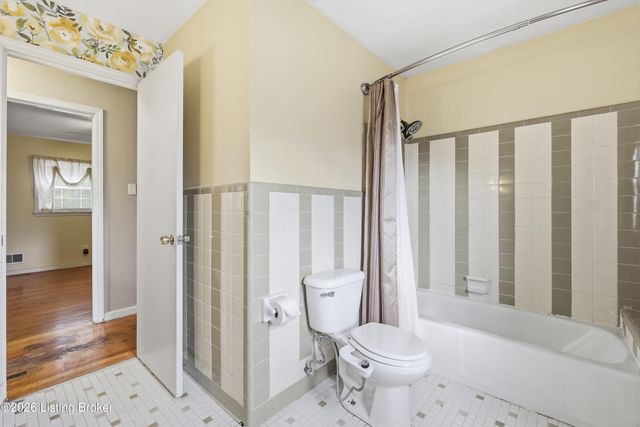 9204 Lakeridge Dr, Louisville, KY 40272