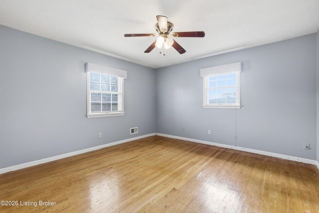 9204 Lakeridge Dr, Louisville, KY 40272