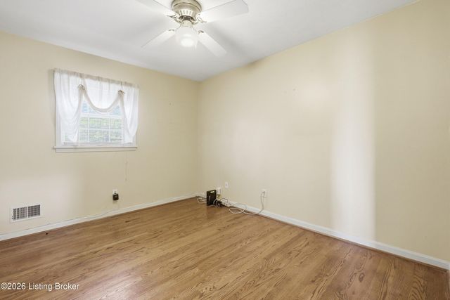 9204 Lakeridge Dr, Louisville, KY 40272