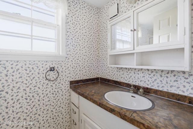 9204 Lakeridge Dr, Louisville, KY 40272