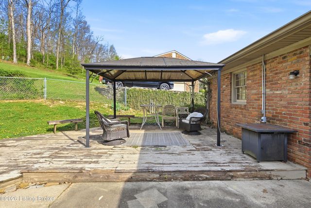 9204 Lakeridge Dr, Louisville, KY 40272