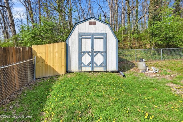 9204 Lakeridge Dr, Louisville, KY 40272