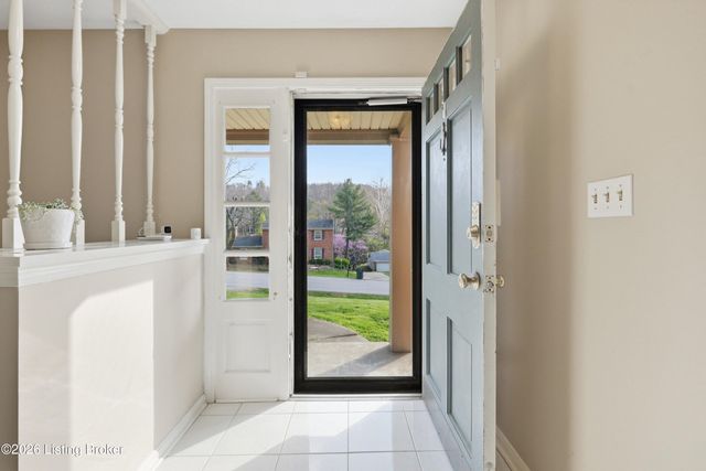 9204 Lakeridge Dr, Louisville, KY 40272