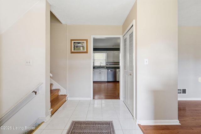 9204 Lakeridge Dr, Louisville, KY 40272