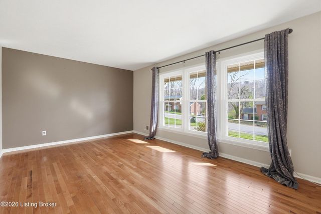 9204 Lakeridge Dr, Louisville, KY 40272