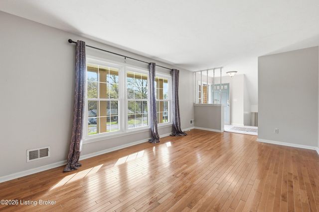 9204 Lakeridge Dr, Louisville, KY 40272