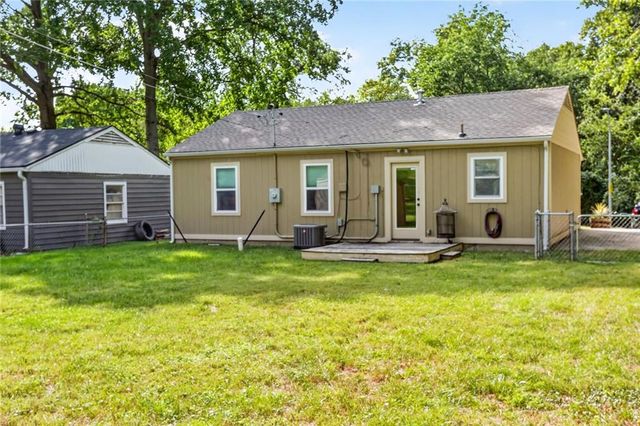 5319 N Woodland Avenue, Kansas City, MO 64118