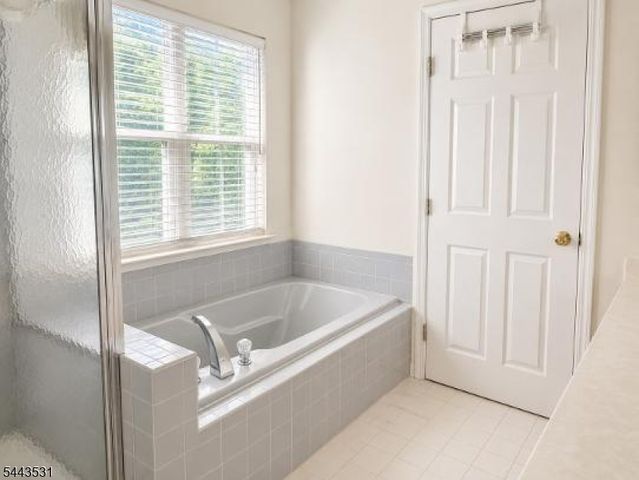 22 Village Square Dr, Union Twp., NJ 08802