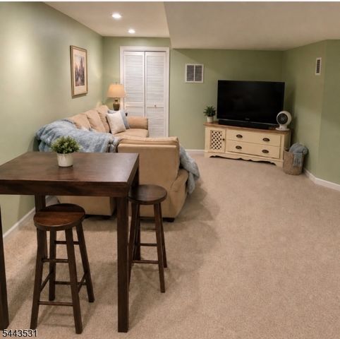 22 Village Square Dr, Union Twp., NJ 08802