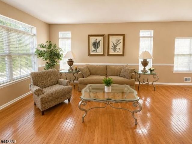 22 Village Square Dr, Union Twp., NJ 08802