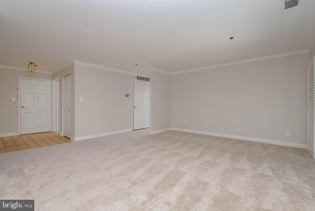 Image 11 of property listing at 1 SOUTHERLY CT #305, Towson, MD 21286