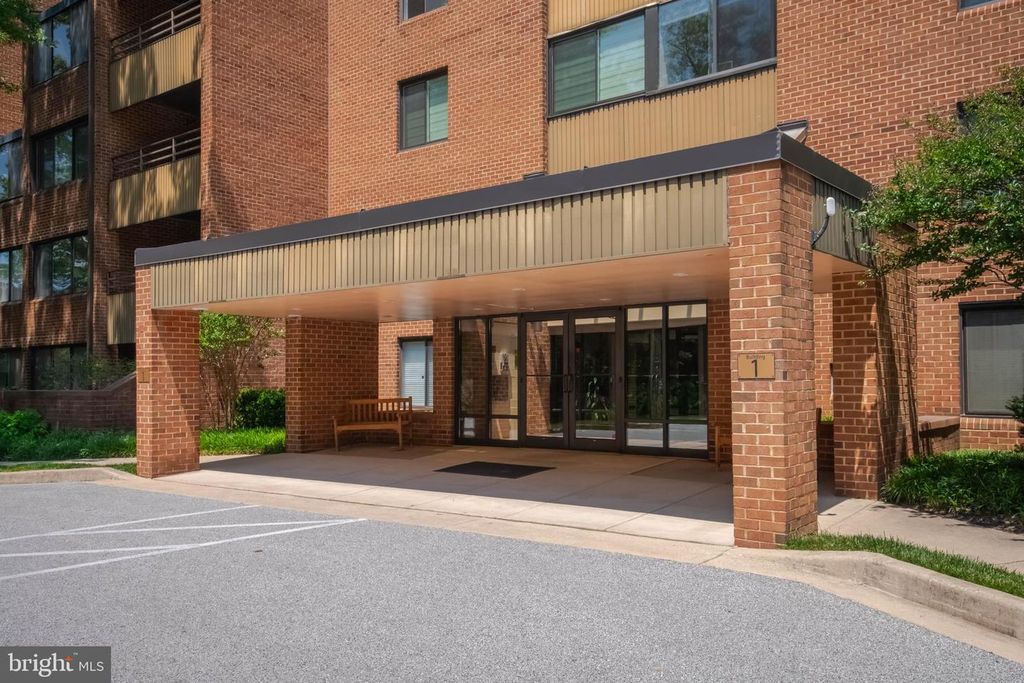 Image 2 of property listing at 1 SOUTHERLY CT #305, Towson, MD 21286