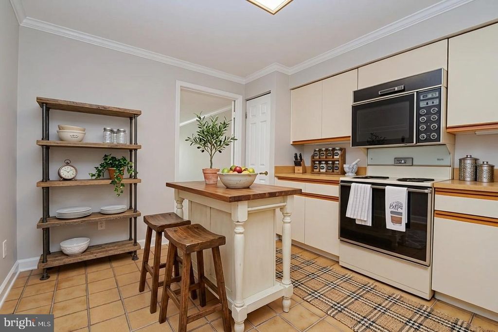 Image 21 of property listing at 1 SOUTHERLY CT #305, Towson, MD 21286