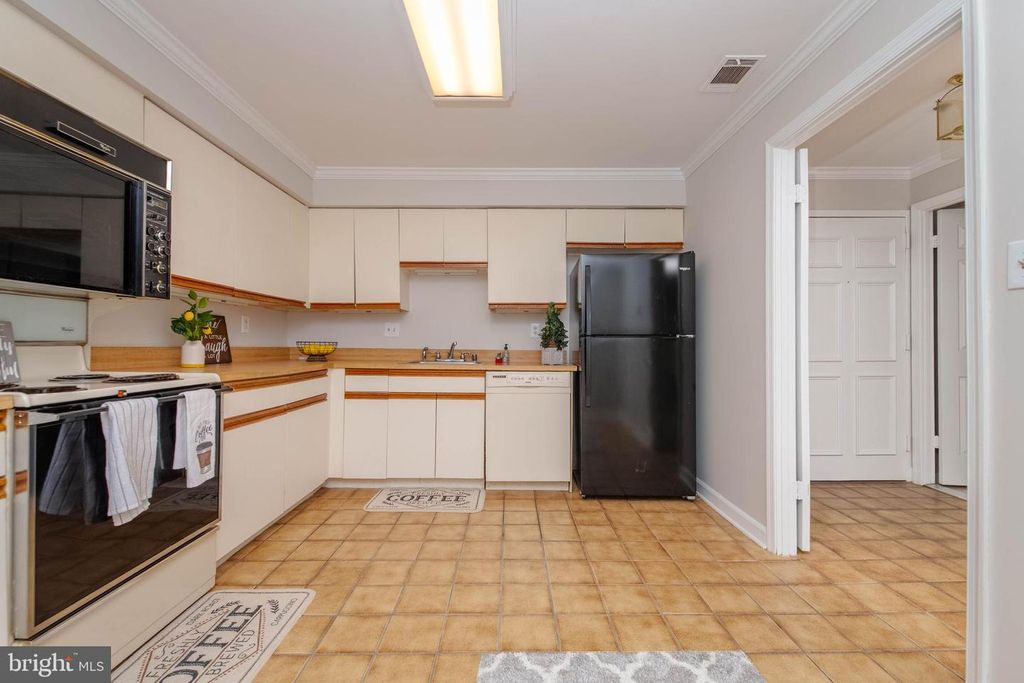 Image 22 of property listing at 1 SOUTHERLY CT #305, Towson, MD 21286