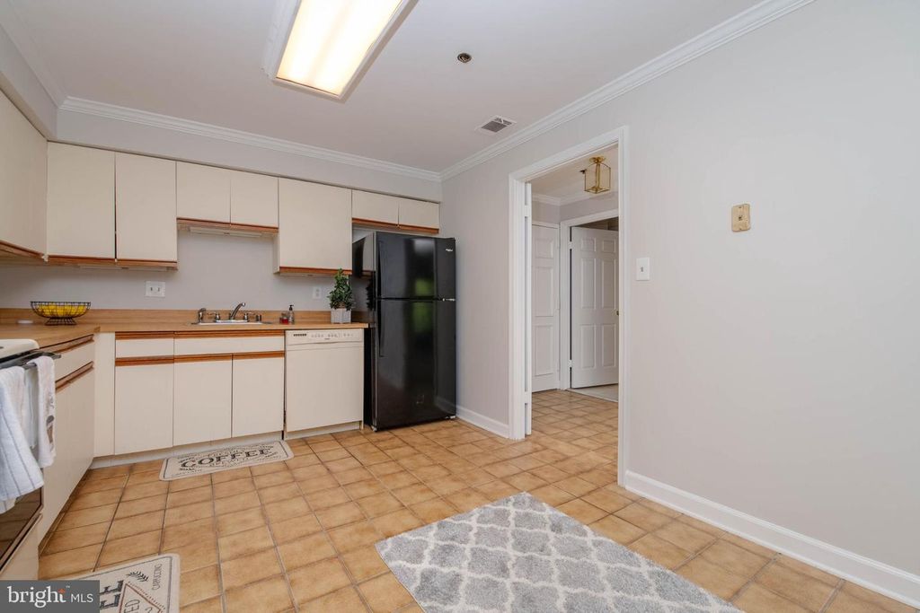 Image 23 of property listing at 1 SOUTHERLY CT #305, Towson, MD 21286