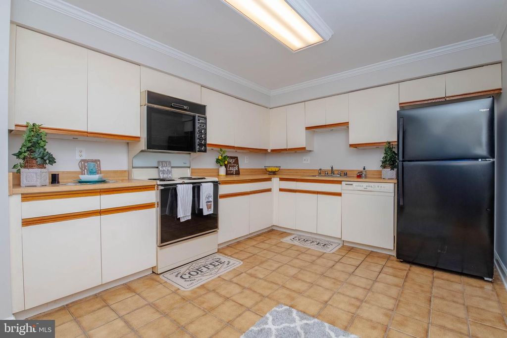 Image 24 of property listing at 1 SOUTHERLY CT #305, Towson, MD 21286