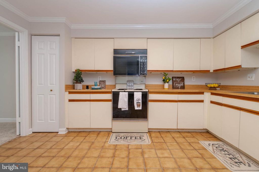 Image 25 of property listing at 1 SOUTHERLY CT #305, Towson, MD 21286