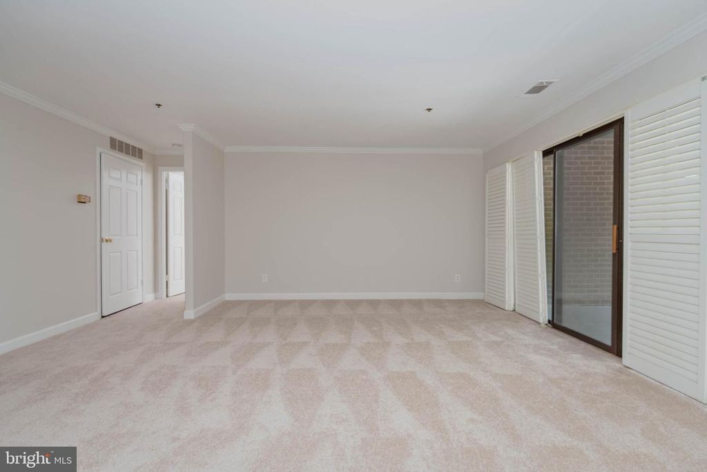 Image 9 of property listing at 1 SOUTHERLY CT #305, Towson, MD 21286