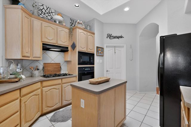 202 Moss Court, Mansfield, TX 76063