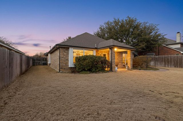 202 Moss Court, Mansfield, TX 76063