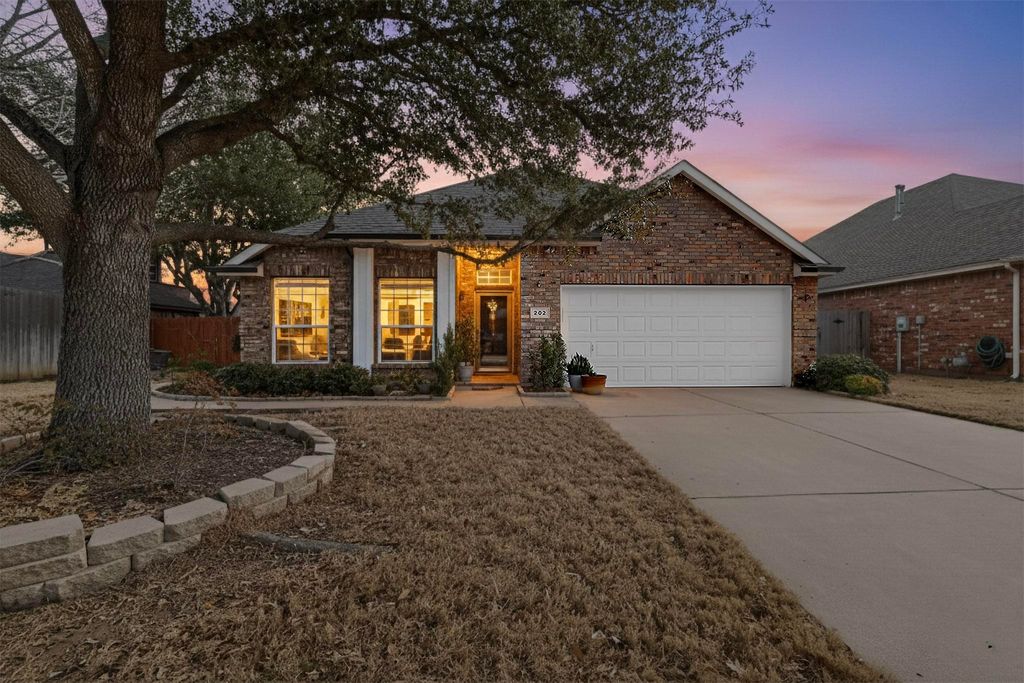 202 Moss Court, Mansfield, TX 76063