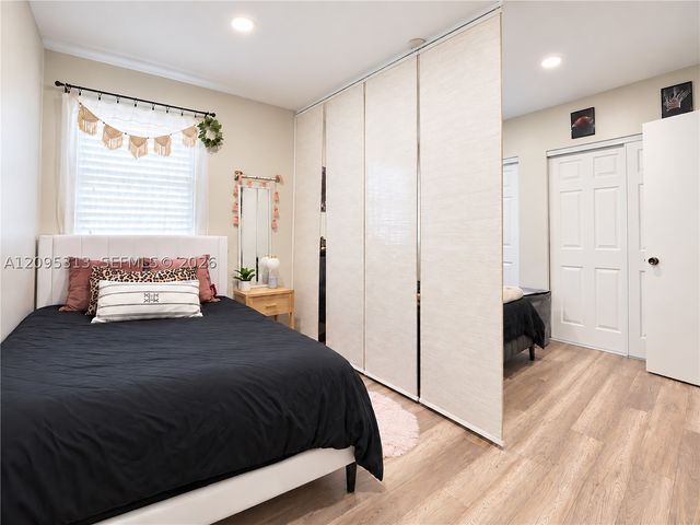 1046 NW 107th Ave, Pembroke Pines, FL 33026