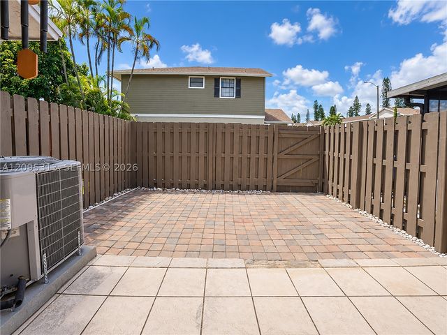 1046 NW 107th Ave, Pembroke Pines, FL 33026