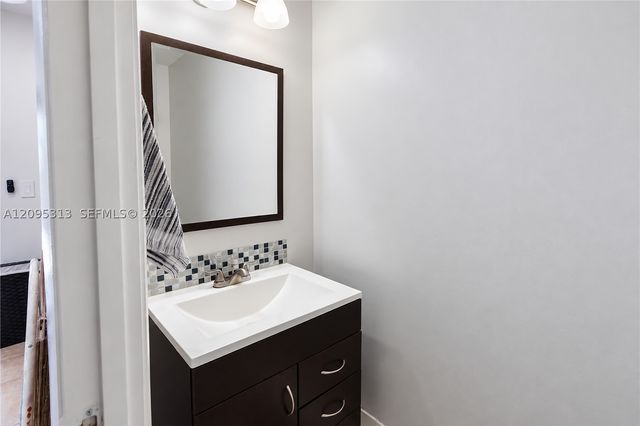 1046 NW 107th Ave, Pembroke Pines, FL 33026