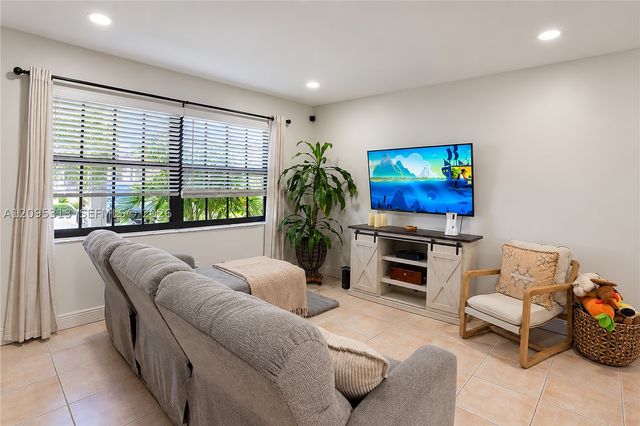 1046 NW 107th Ave, Pembroke Pines, FL 33026