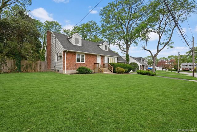 72 Seminole Street, Selden, NY 11784