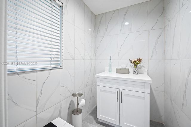 765 Bayside Ln, Weston, FL 33326