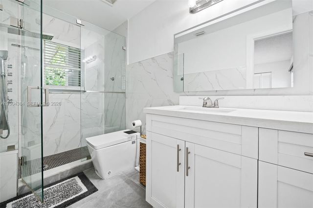 765 Bayside Ln, Weston, FL 33326