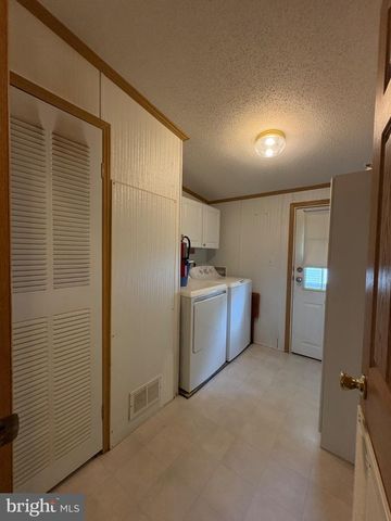 102 ROBIN DR, West Deptford, NJ 08066