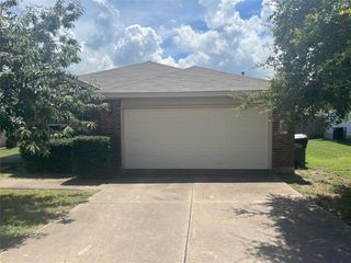 2276 Green Meadows LN, Buda, TX 78610