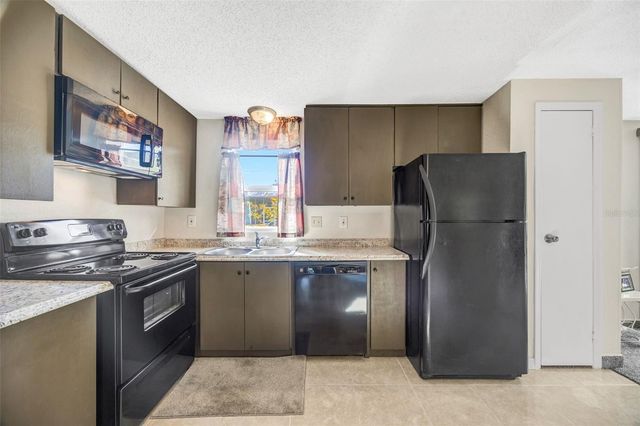 15615 WILLOWDALE ROAD, Tampa, FL 33625