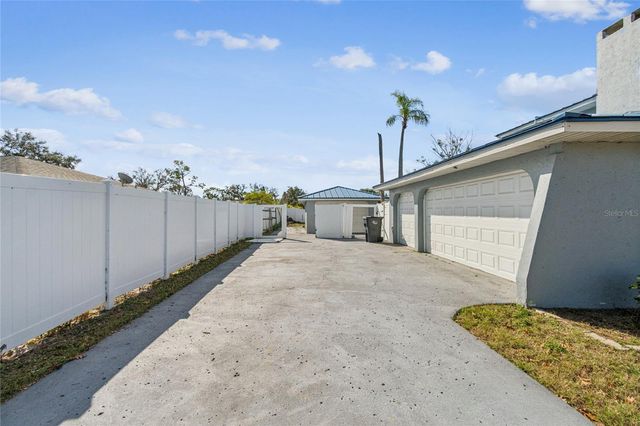 7703 17TH AVENUE NW, Bradenton, FL 34209