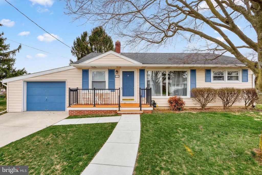 Image 1 of property listing at 30 LINCOLN DR, Hanover, PA 17331